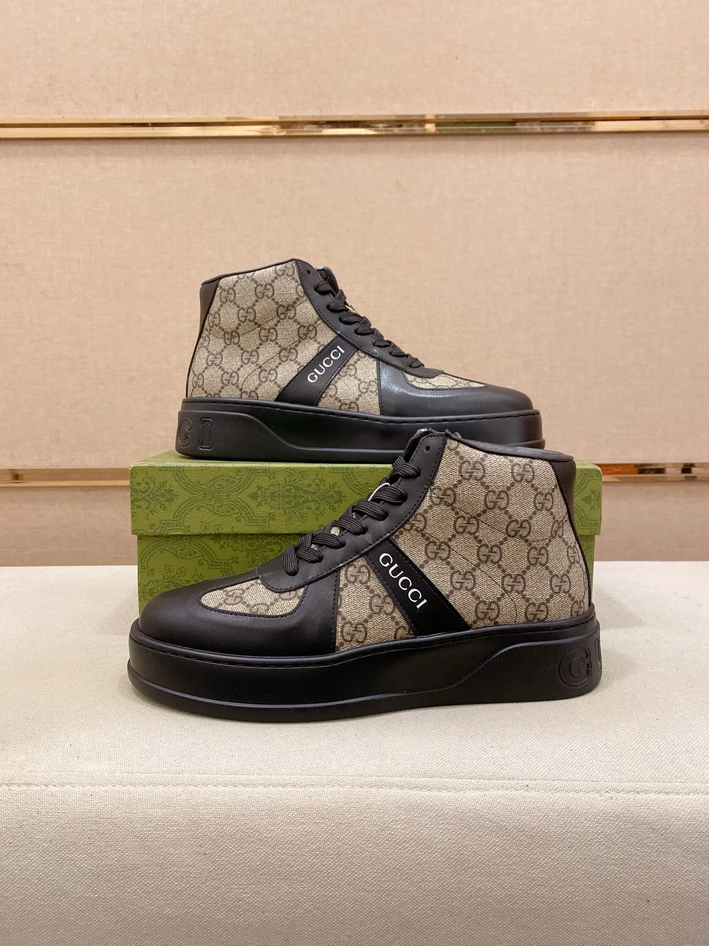 Factory price: 442💰 (GUCCI) The latest model from the official website🎁🎁Casual and fashionable men's shoes👟, hot style💥The style is simple and elegant, exclusive for trendy men. Unique official website's latest brand elements👑original Gucci decoration, fashionable and generous, the fabric is original cowhide ✅sheepskin lining, the official website specifies wear-resistant casual outsole, the classic model is taken in kind at the counter🎬38-44 (can be customized for 45 non-refundable)